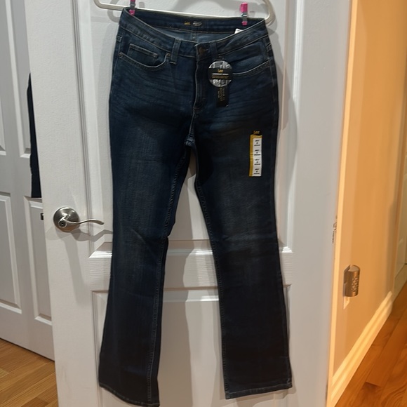 ***NEW WITH TAGS - NEVER WORN ***
Lee Regular fit boot cut blue jeans size 6 - Picture 2 of 8